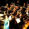 Ein kleines Orchester mit großem Klang: Das Sorbische Nationalensemble wird in Vöhringen lautstark gefeiert. Hier zu sehen mit Sopranistin Juliane Schenk.