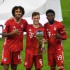 Joshua Kimmich (Mitte) freut sich mit Joshua Zirkzee (li) und Alphonso Davies auch über den Supercup.