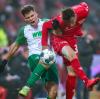 Schmerzhaft: Florian Niederlechner verliert mit dem FCA gegen Union Berlin.