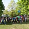 Mit einem Globusball demonstrierten die Kinder, wie die Menschen mit der Erde spielen.