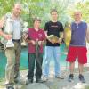 Die erfolgreichen Teilnehmer beim diesjährigen Königsfischen in Kellmünz (von rechts): Milan Frydasch aus Gannertshofen, der neue Kellmünzer Fischerkönig Marcel Lutz, Jungfischerkönig Simon Popp und der Vereinsvorsitzende Klaus Hess.  