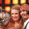 Die ehemalige Turnerin Magdalena Brzeska und Tänzer Erich Klann hielten stolz den Siegerpokal von "Lets Dance" in den Händen. 