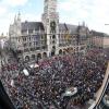 Demonstranten stehen bei einer Demonstration gegen das neue bayerische Polizeiaufgabengesetz PAG auf dem Marienplatz. 