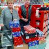 Renate Tränkl und Albert Rettenmayer vom Sobi-Getränkemarkt in FRiedberg freuen sich auf guten Zuspruch für die Aktion „Weihnachten im Schuhkarton“. 	