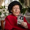 Hannah Pick-Goslar mit ihrem Buch "Meine Freundin Anne Frank" und einem Foto der weltberühmten Tagebuchschreiberin. Die Autorin starb Ende Oktober 2022 im Alter von 93 Jahren in Jerusalem. 