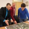  Die geplante Ortsumfahrung im Westen von Hausen ist auf einem guten Weg, sagen von links Thomas Hanrieder, Bürgermeister Johann Egger und Robin Schwinn vom Staatlichen Bauamt Kempten. 	
