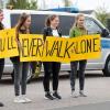 Fans hielten am Mittwoch vor dem Trainingsgelände von Borussia Dortmund Schilder mit der Aufschrift «Youll never walk alone». 
