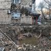 In einem Wohnviertel in Odessa haben Trümmer einer abgeschossenen Drohnen den Boden aufgerissen.