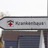 Ein Hinweisschild mit der Aufschrift «Krankenhaus» weist den Weg zur Klinik.