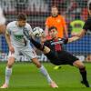 Leverkusens Aleksandar Dragovic und Augsburgs Alfred Finnbogason versuchen an den Ball zu kommen.