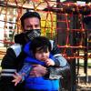 Alexander Schlosser mit seinem Sohn David: Der Spielplatz am Wittelsbacher Park ist geöffnet, aber es müssen Masken getragen werden.,