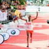 Solomon Deksisa aus Äthiopien jubelt über den Sieg beim Hamburg Marathon 2018.