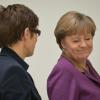 Merkel und Kramp-Karrenbauer am Tag nach der Saarland-Wahl. Foto: Michael Kappeler dpa