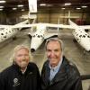 Sir Richard Branson und Burt Rutan vor dem Raumschiff "SpaceShipTwo", angedockt am Trägerflugzeug "WhiteKnightTwo".