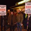 Bürgermeister Simon Peter (rechts) und Organisator Peter Haringer sprachen zu den etwa 300 Teilnehmenden, die am Samstag in Holzheim gegen eine Flüchtlingshalle neben dem Edeka protestierten. 