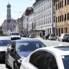 Geht es nach der neuen Augsburger Regierungskoalition soll das Pilotprojekt „autofreie Maximilianstraße“ für mehr Aufenthaltsqualität sorgen. Anwohner und Einzelhandel haben einige Kritikpunkte.