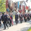 Ein langer Festzug von Fahnenabordnungen der teilnehmenden Vereine bildete sich am Sonntag durch Holzhausen. 