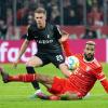 Eric Maxim Choupo-Moting (r) von München und Matthias Ginter von Freiburg kämpfen um den Ball.