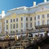 Schloss Peterhof, eine großzügige Anlage nahe der russischen Stadt St. Petersburg, war einst Sommerresidenz der russischen Zaren. Die dortigen Museen haben Augsburg nun eine Ausstellungskooperation angeboten.