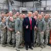 Donald Trump während eines Zwischenstopps auf dem Stützpunkt der US-Luftwaffe in Ramstein mit Militärangehörigen.