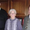 Juliane Karl hat ihren 90. Geburtstag gefeiert. Dazu gratulierten Dekan Stefan Gast (links) und zweiter Bürgermeister Hans Schweizer (rechts). 	