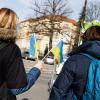 Menschen zeigen vor dem russischen Generalkonsulat in München ihre Solidarität mit der Ukraine. Das Konsulat wird nun geschlossen.
