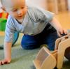 Die bayerische Staatsregierung versprach einen Ausbau der Kinderbetreuung. Jetzt gibt es Zweifel, ob dies zu schaffen ist. 