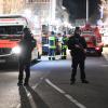 Polizisten und Rettungskräfte sind im Stadtteil Heumarkt im Einsatz. Durch Schüsse sind im hessischen Hanau mehrere Menschen getötet worden.