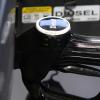 Die Diesel-Debatte findet kein Ende. Nun rät sogar der ADAC vom Dieselkauf ab. Doch die Bayerische Staatsregierung hat einen Plan: Sie will das Bundesland zum Pionier machen, wenn es um sauberen Diesel geht. Deshalb haben BMW, Audi und der Lkw-Hersteller MAN nun eine Vereinbarung unterzeichnet.  	