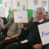 Stiller Protest gegen die Erweiterungspläne des Stahlwerks. Mitglieder der beiden Bürgerinitiativen halten während der Sitzung des Marktgemeinderates Schilder mit dem Schriftzug „Finger weg vom Bannwald!“ hoch.
