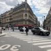 Auf einer Straße im Zentrum von Paris gilt Tempo 30. Ab dem 30. August 2021 wird diese Geschwindigkeitsbegrenzung in der französischen Hauptstadt großflächig eingeführt.