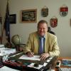 Dieses Foto entstand zu Hans-Joachim Neumanns 60. Geburtstag im Jahr 2005 in seinem Büro im Schwabmünchner Rathaus. Vergangenen Mittwoch ist der ehemalige Bürgermeister der Stadt gestorben. 