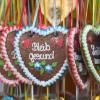  „Bleib gesund“ steht auf diesen Lebkuchen-Herzen, die in der Ingolstädter Innenstadt verkauft werden.