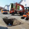 Eine Reihe von Rohrbrüchen hat sich in Illertissen ereignet. Bauhofarbeiter waren am Dienstagvormittag in der Auer Straße am Werk, um einen großen Wasserrohrbruch zu reparieren, damit die Anwohner möglichst schnell wieder Wasser bekamen und die Straßensperrung beseitigt werden konnte.