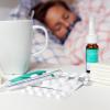 Tee und viel Schlaf: Wen die Grippe erwischt hat, der verbringt vermutlich erst einmal viel Zeit im Bett.