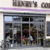 So sieht Henry’s Coffee am Rathausplatz in Augsburg aus – hier noch ohne Außenbestuhlung. Künftig soll es auch in Burgau eine Filiale geben. 