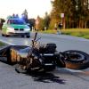 Im Landkreis Ostallgäu ist am Mittwochabend ein Motorradfahrer aus dem Landkreis Landsberg ums Leben gekommen. Er starb an den Folgen eines Unfalls mit einem Traktor.