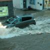 Die Lindauer Straße in Bobingen war so hoch überspühlt, dass die Autos dort Wellen schlugen und as Wasser in die Läden drang. Foto Dieminger, Foto-Hirche 