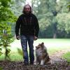 Uwe Küres ist mit Lessly im Siebentischwald unterwegs. Viele Hundehalter glauben, dass Toleranz gegenüber Hunden immer mehr abnimmt.