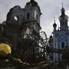 Zerstörte Kuppeln liegen neben einer beschädigten Kirche in einem zurückeroberten Dorf in der Ostukraine. 