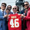 Kansas City Chiefs-Quarterback Patrick Mahomes und Kansas City Chiefs-Tight End Travis Kelce überreichen Präsident Joe Biden ein Trikot.