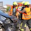 In der Krumbacher Bahnhofstraße ereignete sich am Dienstagabend ein Unfall. Mithilfe eines Hebelwerkzeugs öffneten Mitglieder der Feuerwehr die Motorhaube eines Wagens, um aus Sicherheitsgründen die Batterie abzuklemmen.