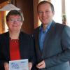 Erna Bramberger wurde von Florian Mayer die Ehrenraute des CSU-Ortsverbands Mering verliehen.