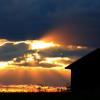 Lichtspiel am Abendhimmel: Die untergehende Sonne wird bei Friesenried in Bayern von Wolken verdeckt.