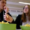 Am Schmuttertal-Gymnasium in Diedorf gibt es seit Kurzem umweltfreundliches Geschirr aus Bambus. Den Schülern Matthias Pöschl und Sarah Fischer schmecken die Pommes gleich besser. 