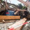 Völlig demolierte Autos liegen in Teisnach in Niederbayern unter einem kaputten Carport. Gewitter und Starkregen haben am Wochenende im Freistaat zu vielen Noteinsätzen geführt.