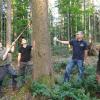 Christoph Pascher, Simon Brandner, Philipp Hanner und Lorenz Hochhauser (von links) erklären an befallenen Bäumen die Merkmale des Borkenkäfers.  	