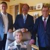 Rosa Öhl wurde zu ihrem 100. Geburtstag von Pfarrer Paul Großmann (rechts), Landrat Stefan Rößle (links) und Bürgermeister Roland Dietz besucht.