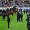 Leider kein seltenes Bild: Ein Polizeieinsatz in einem Fußball-Stadion. Foto: Uli Deck dpa