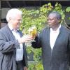 Seit 25 Jahren freundschaftlich verbunden: der kenianische Pfarrer John Mbondo und Rains Stadtpfarrer Johann Menzinger.  